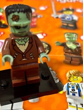 LEGO SERIES 4 "Monster" col04-7 With stand, pamphlet and accessories.